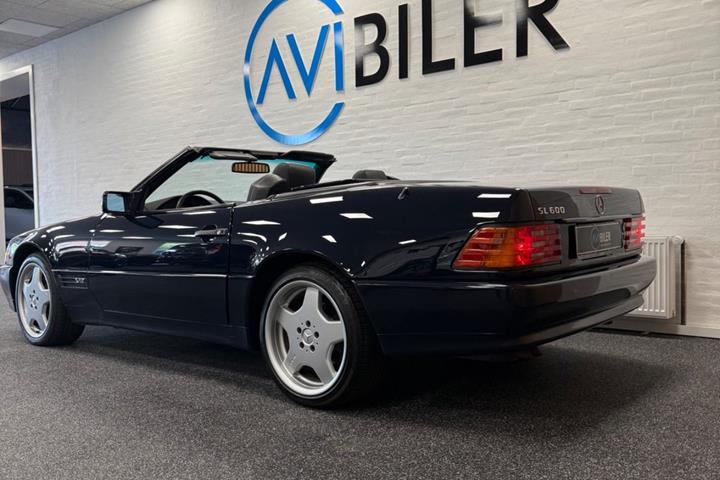 Blå Mercedes SL600 fra 1995 set udefra