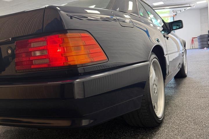Blå Mercedes SL600 fra 1995 set udefra