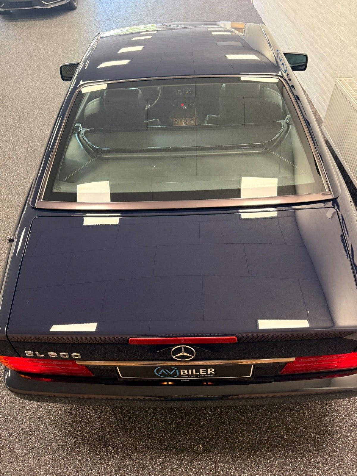 Blå Mercedes SL600 fra 1995 set udefra