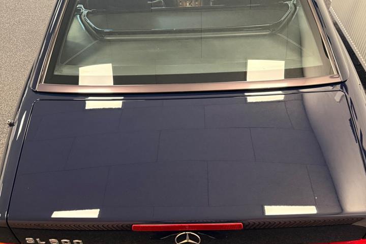 Blå Mercedes SL600 fra 1995 set udefra