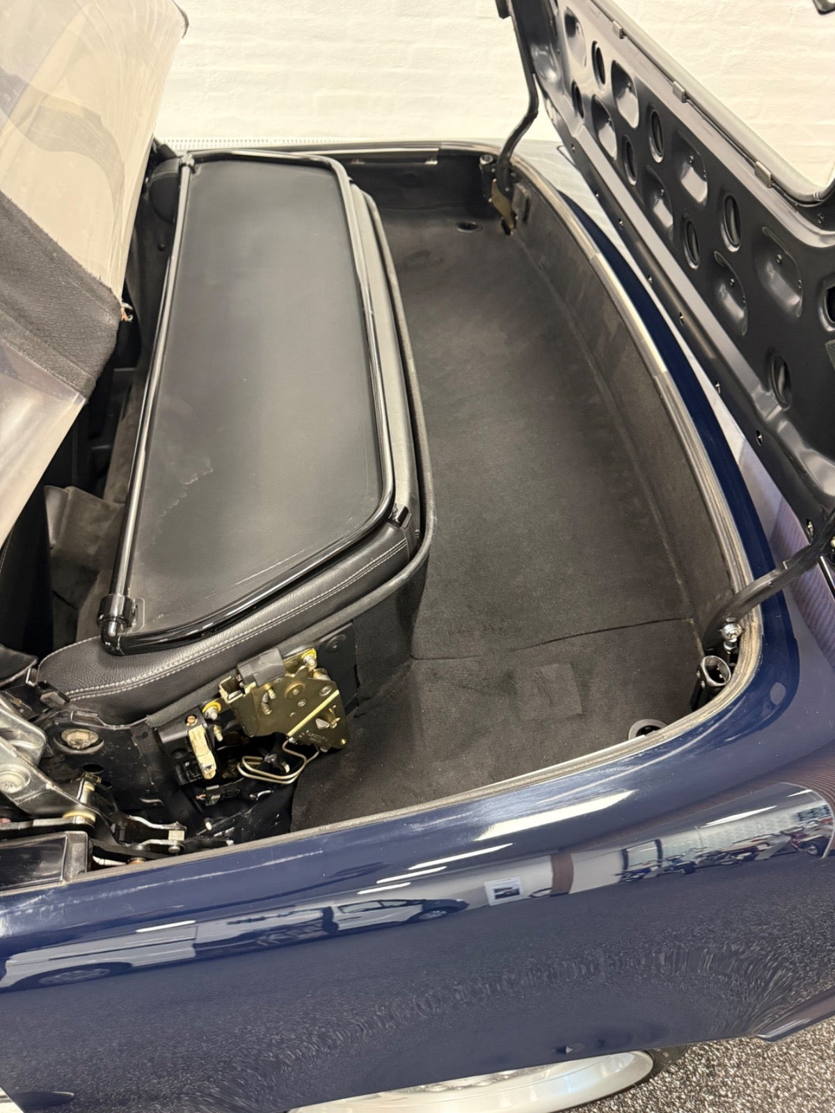 Blå Mercedes SL600 fra 1995 set udefra