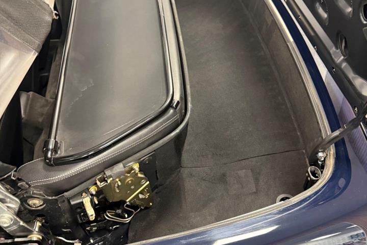 Blå Mercedes SL600 fra 1995 set udefra