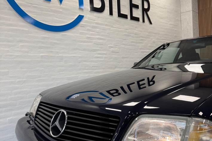 Blå Mercedes SL600 fra 1995 set udefra