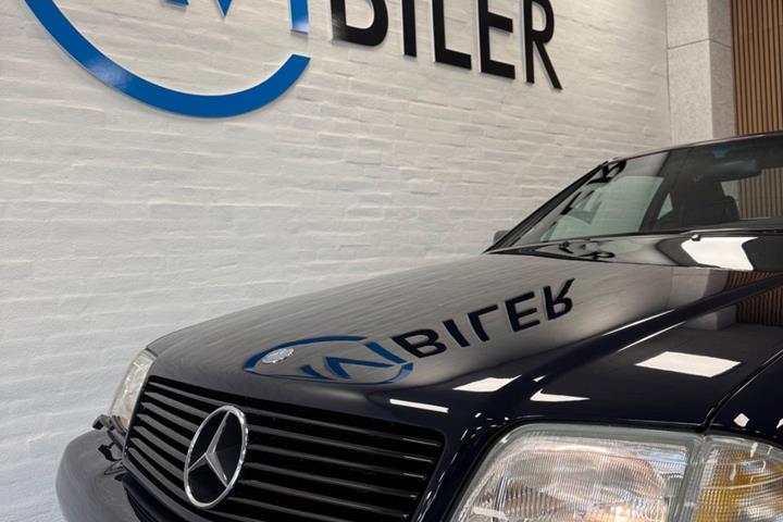 Blå Mercedes SL600 fra 1995 set udefra