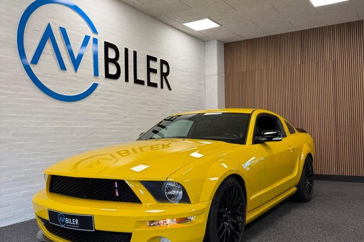 Gul Ford Mustang fra 2006 set udefra
