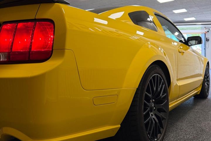 Gul Ford Mustang fra 2006