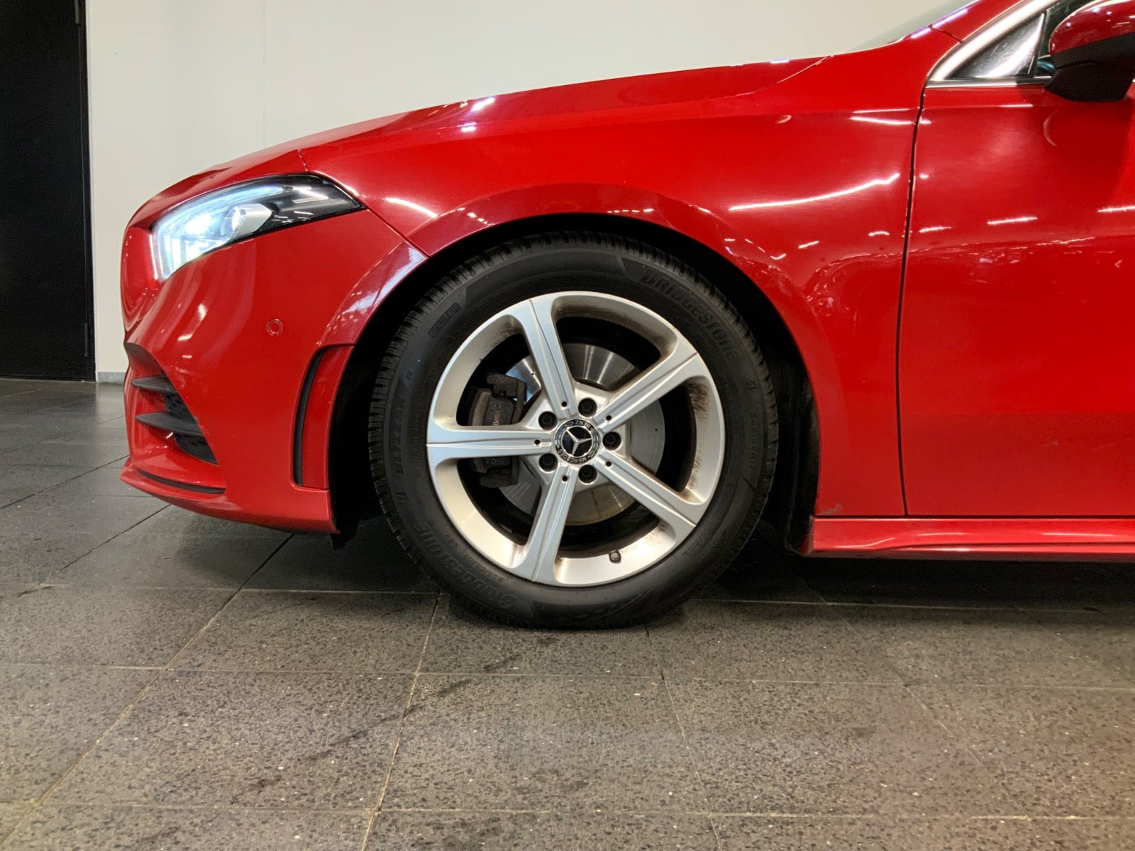 Rød Mercedes A200 fra 2018