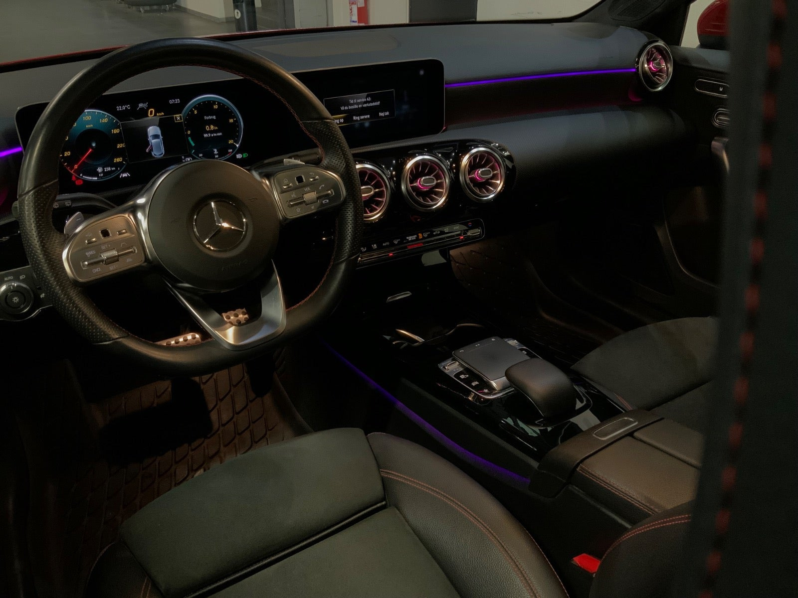 Rød Mercedes A200 fra 2018