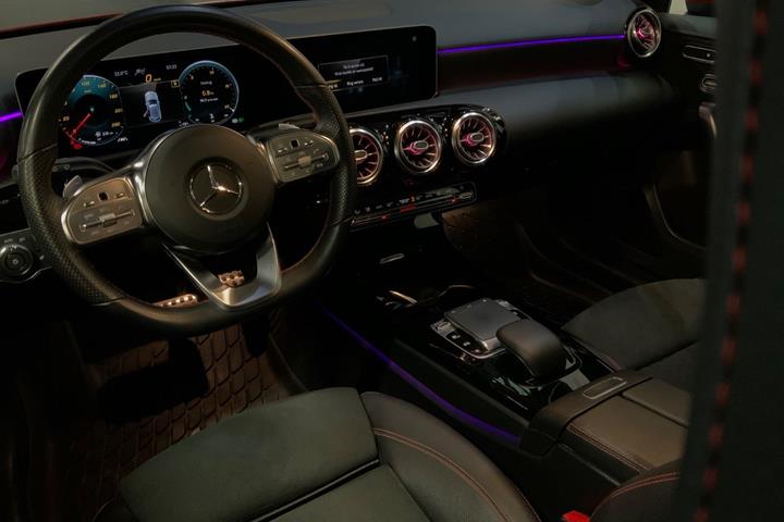 Rød Mercedes A200 fra 2018