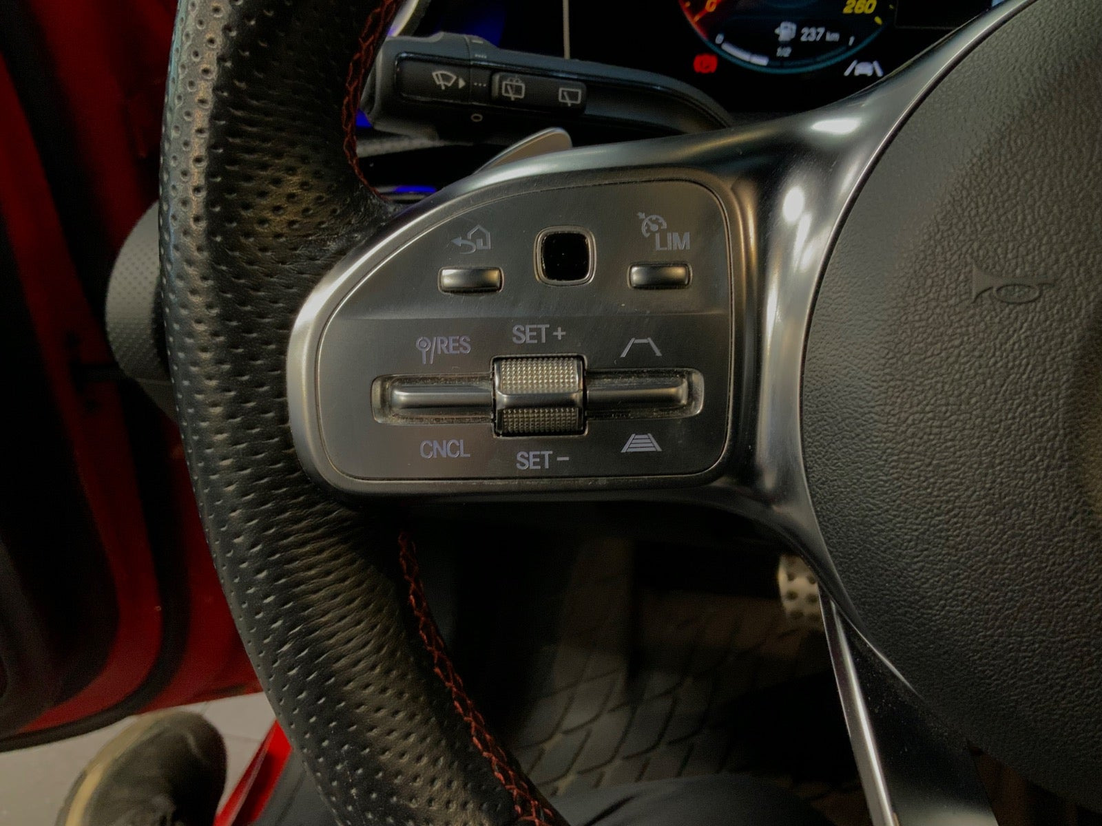 Rød Mercedes A200 fra 2018