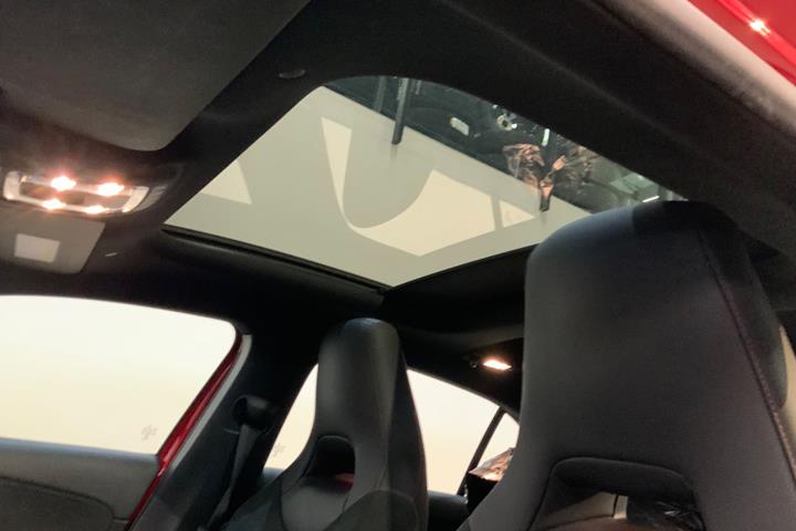 Rød Mercedes A200 fra 2018