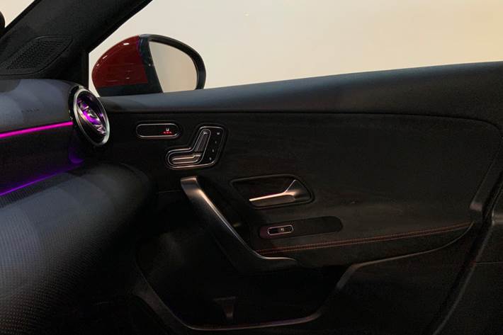 Rød Mercedes A200 fra 2018