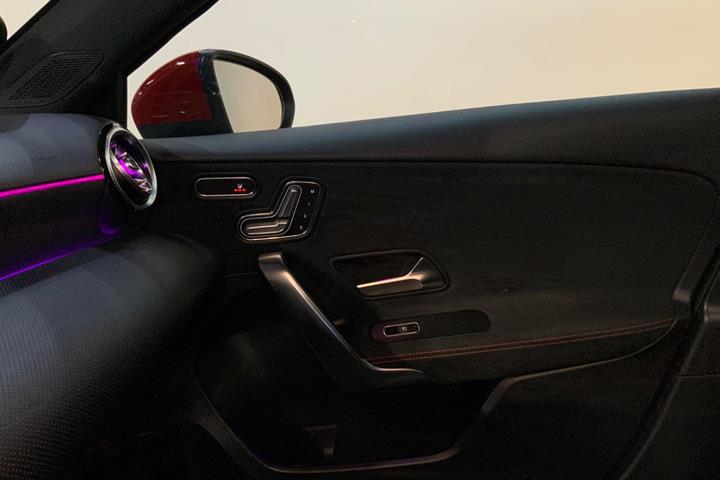 Rød Mercedes A200 fra 2018