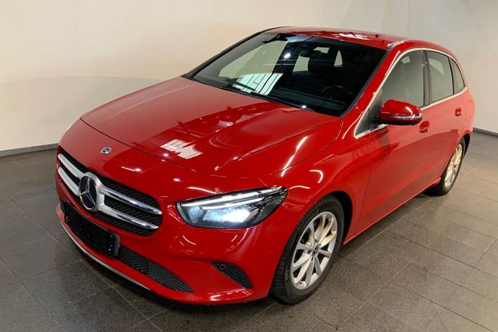 Rød Mercedes B200 d fra 2020