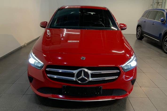 Rød Mercedes B200 d fra 2020