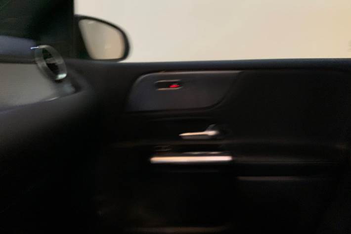 Rød Mercedes B200 d fra 2020