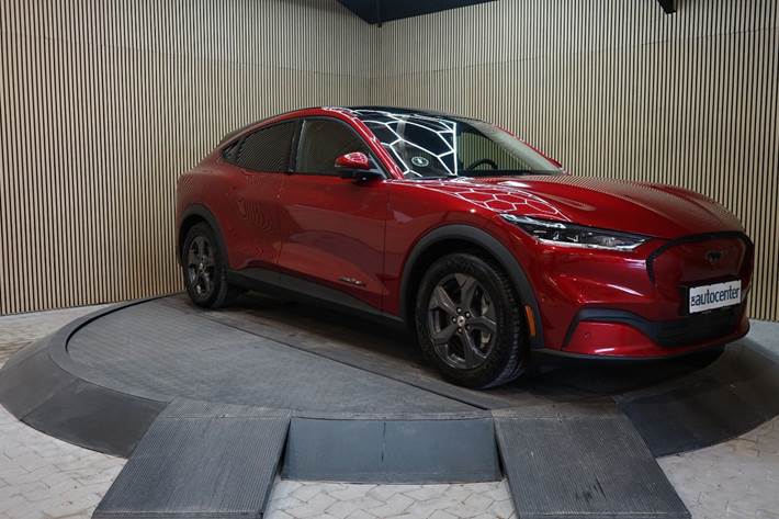 Grå Ford Mustang Mach-E fra 2022 set udefra