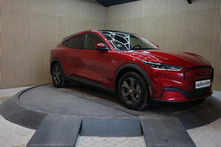 Grå Ford Mustang Mach-E fra 2022 set udefra