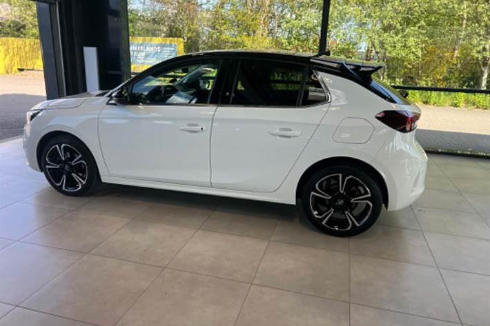 Hvid Opel Corsa fra 2021