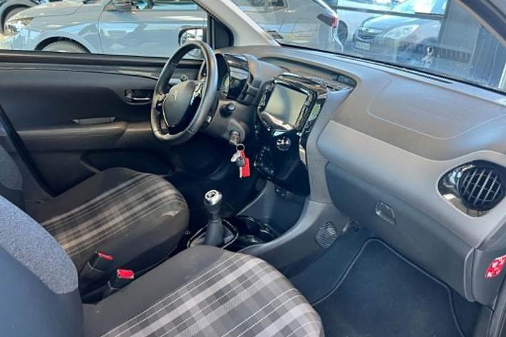 Grå Peugeot 108 fra 2019