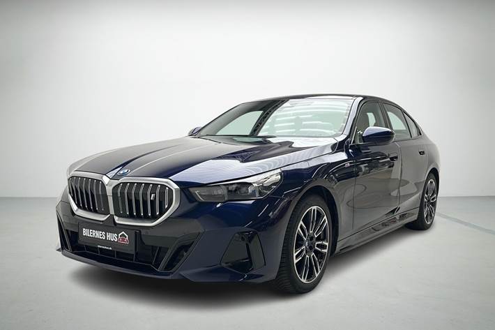 Blå BMW i5 fra 2023