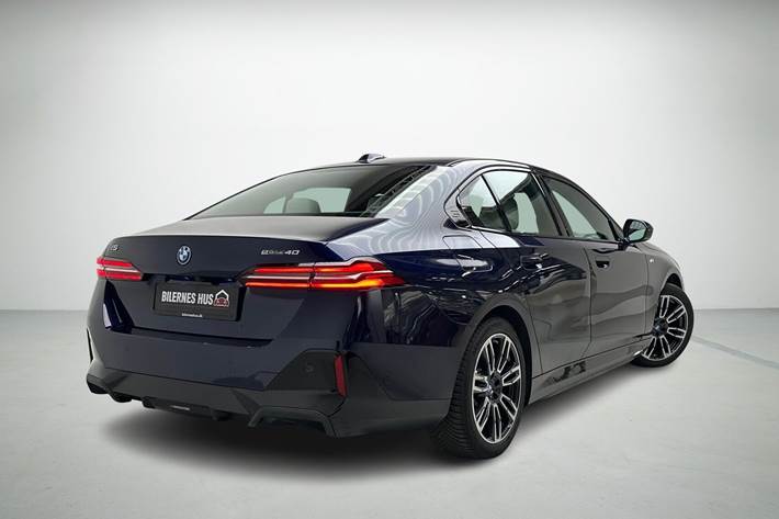 Blå BMW i5 fra 2023