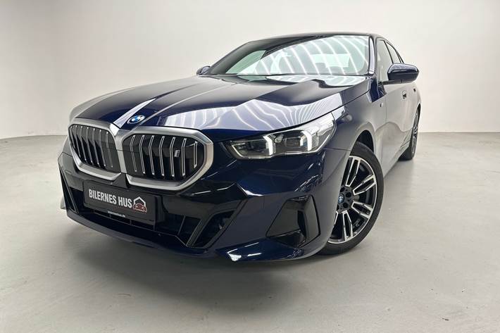 Blå BMW i5 fra 2023