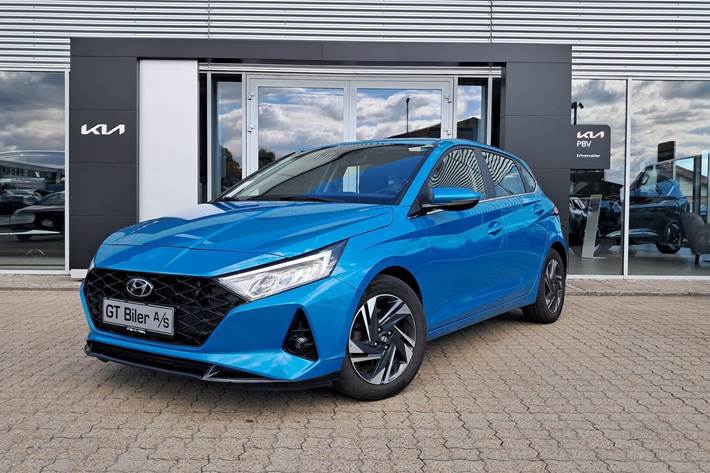 Blå Hyundai i20 fra 2023 set udefra