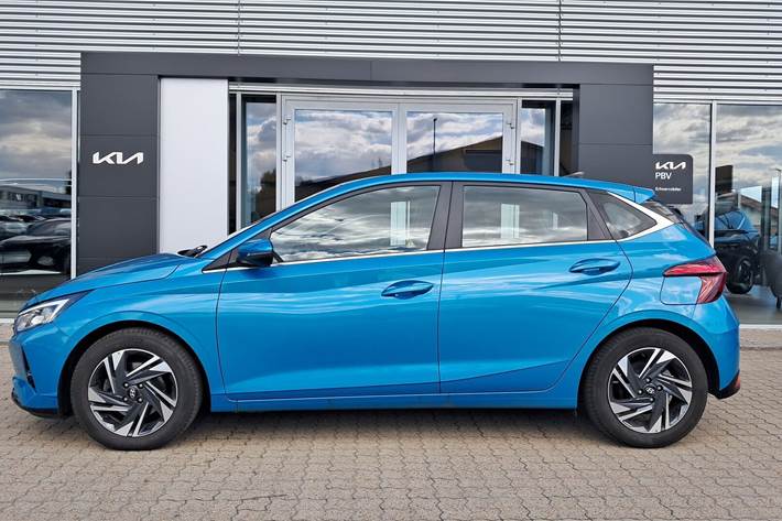 Blå Hyundai i20 fra 2023
