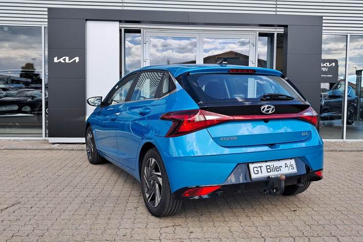 Blå Hyundai i20 fra 2023