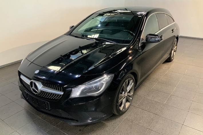 Sort Mercedes CLA220 fra 2015 set udefra