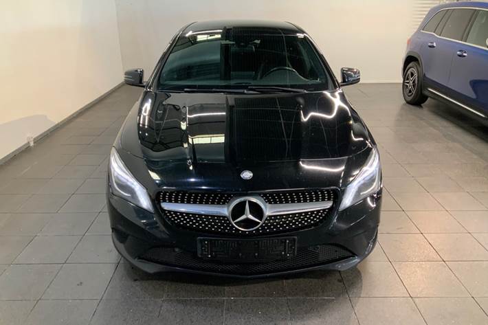 Sort Mercedes CLA220 fra 2015
