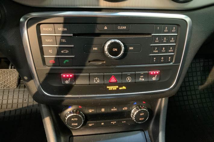 Sort Mercedes CLA220 fra 2015