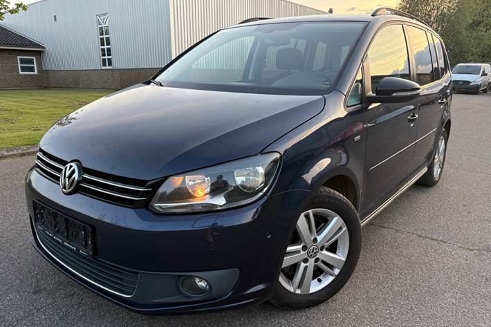 Gul VW Touran fra 2013