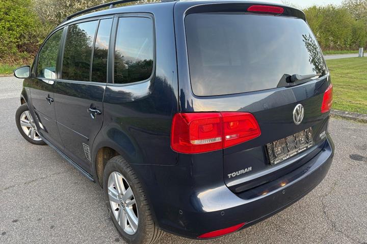 Gul VW Touran fra 2013