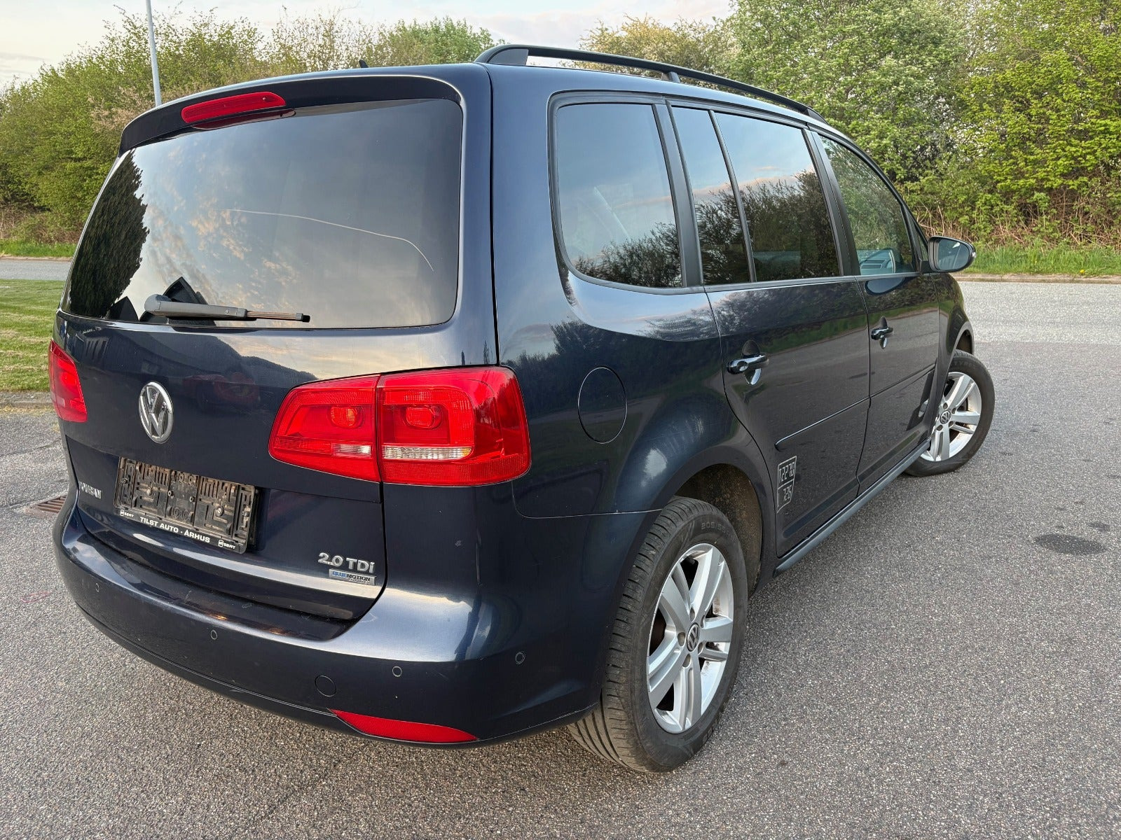 Gul VW Touran fra 2013