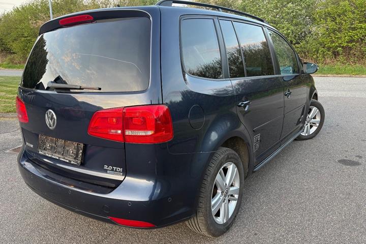 Gul VW Touran fra 2013