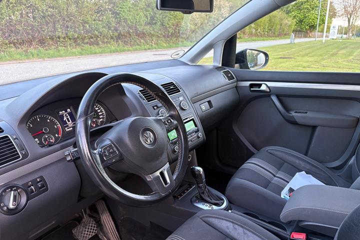Gul VW Touran fra 2013