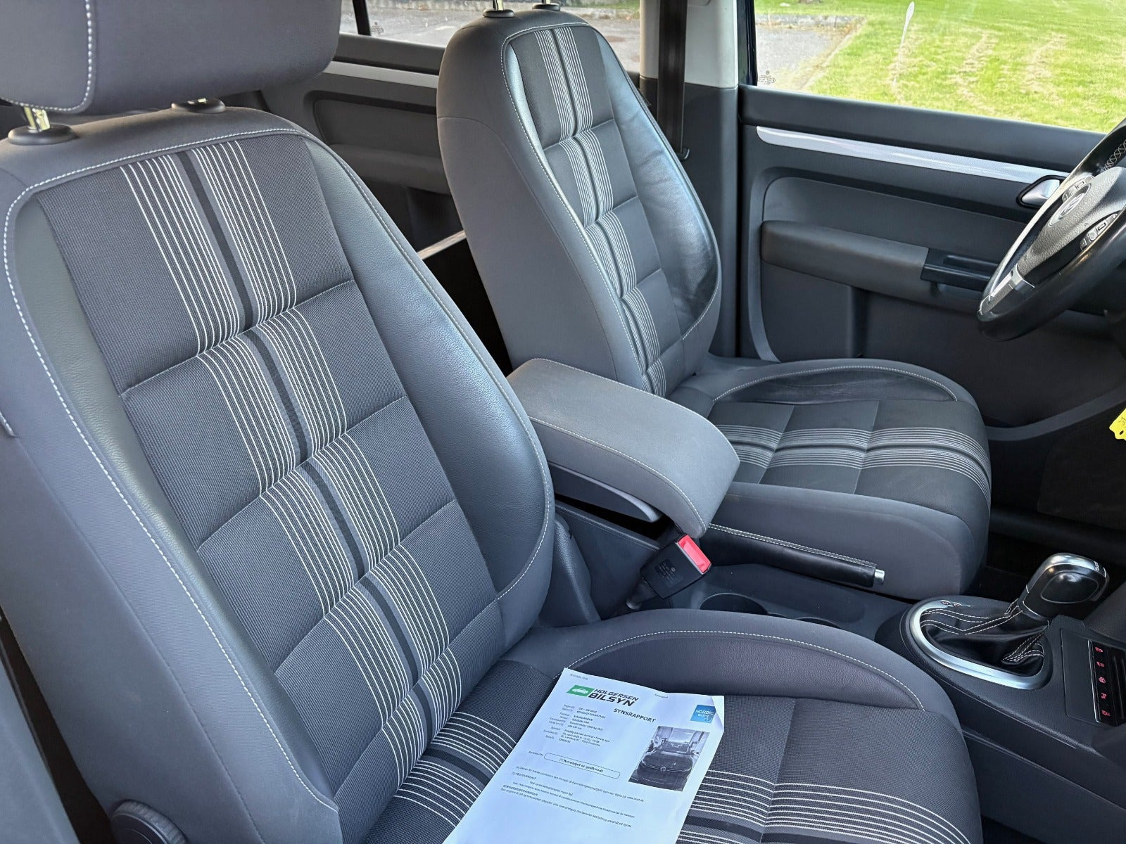 Gul VW Touran fra 2013