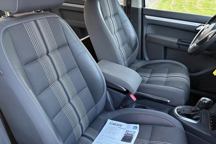 Gul VW Touran fra 2013