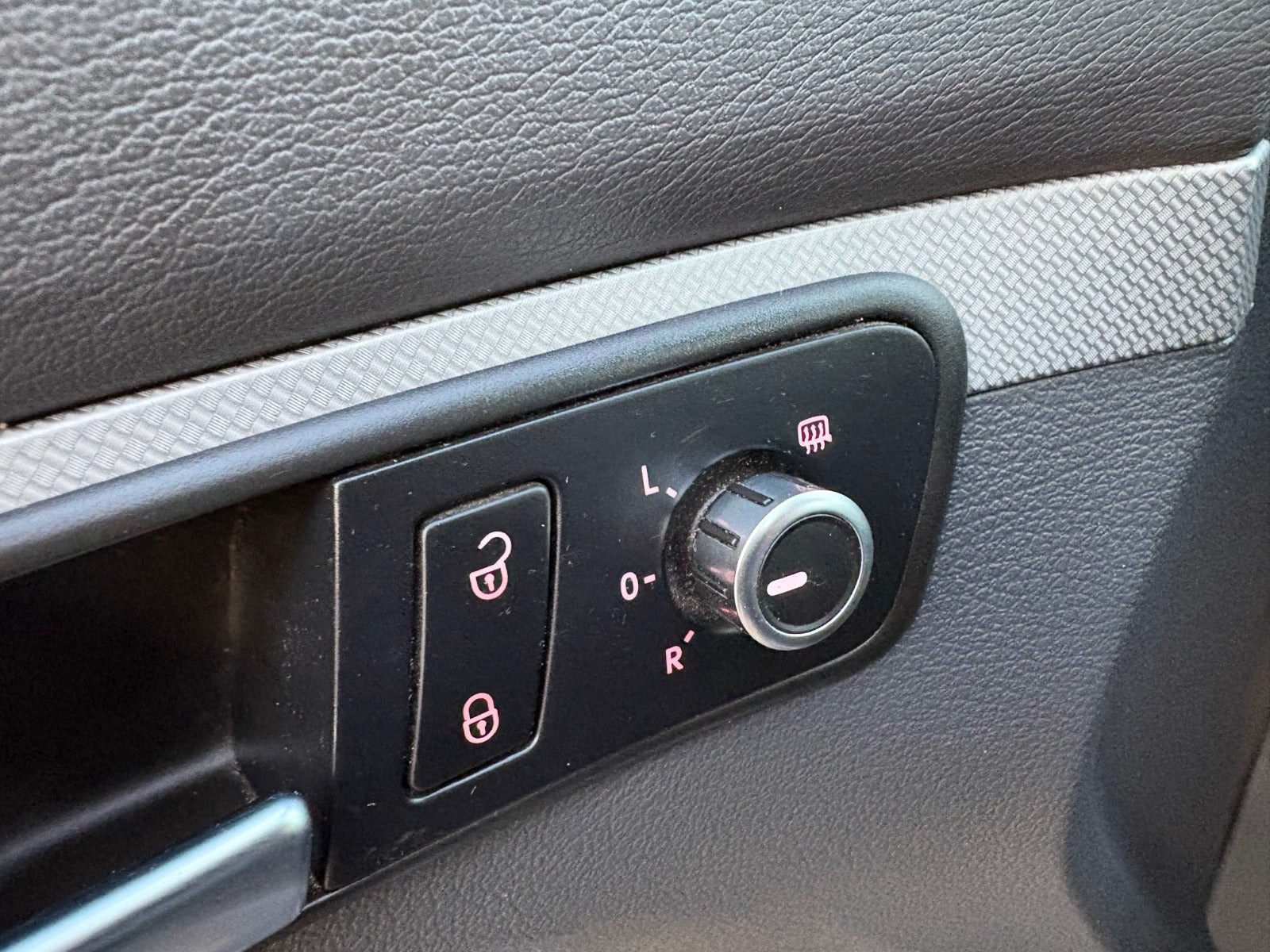 Gul VW Touran fra 2013