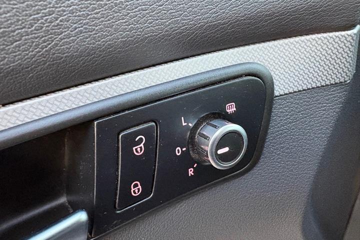 Gul VW Touran fra 2013