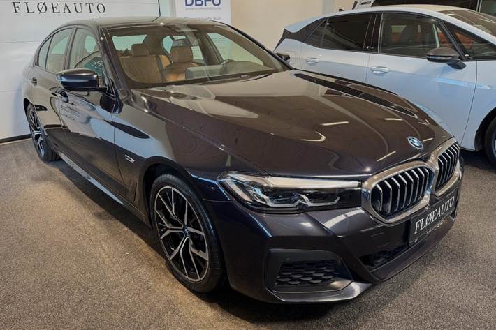 Sort BMW 545e fra 2022