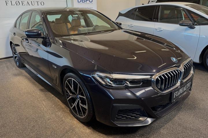 Sort BMW 545e fra 2022 set udefra