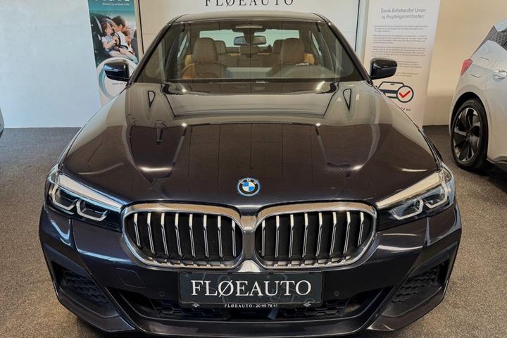 Sort BMW 545e fra 2022 set udefra