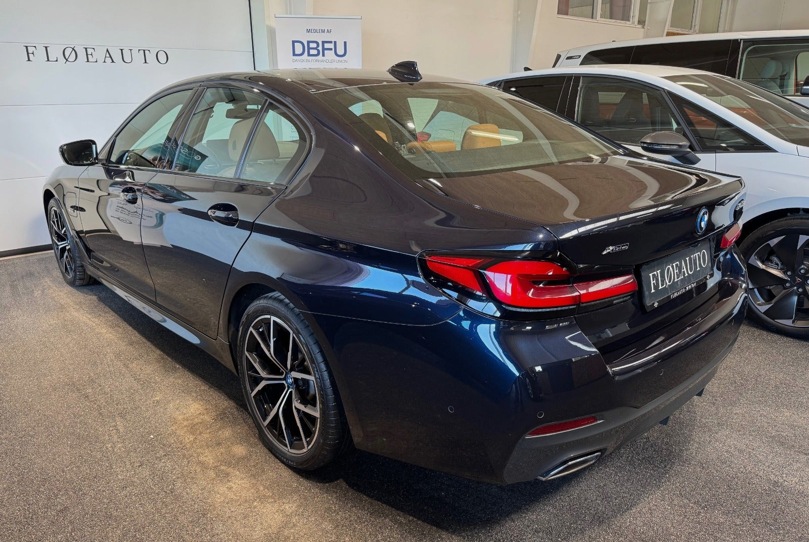 Sort BMW 545e fra 2022
