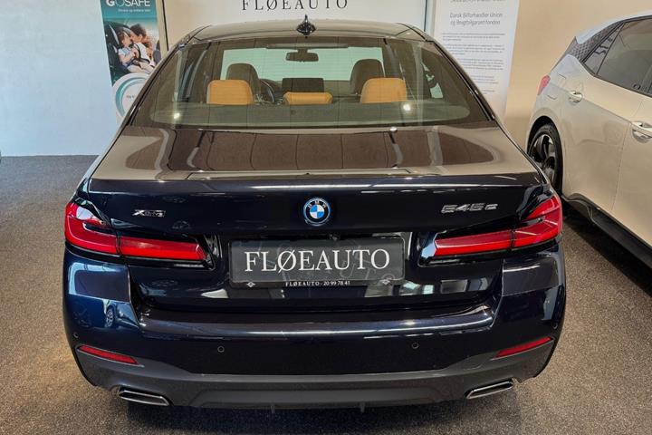 Sort BMW 545e fra 2022 set udefra