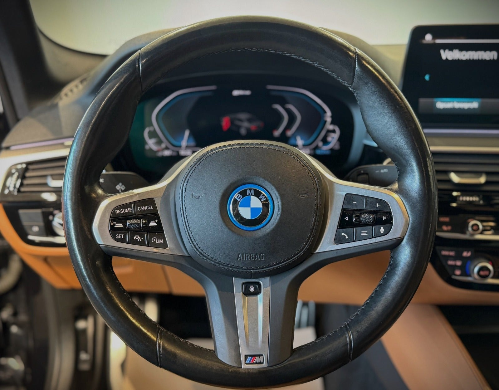 Sort BMW 545e fra 2022 set indefra