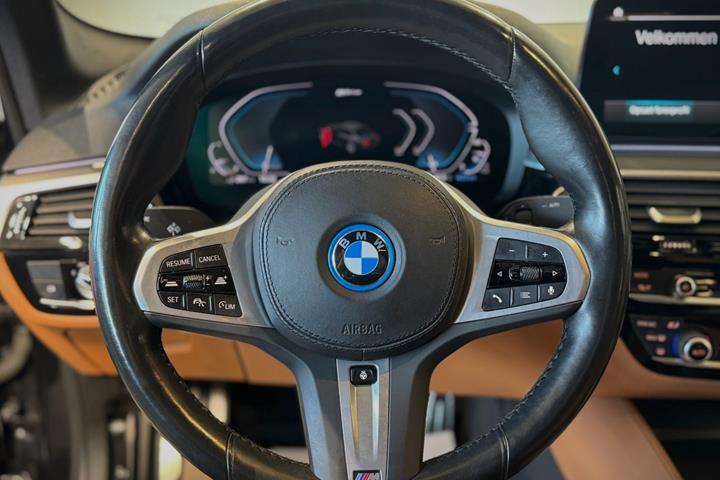 Sort BMW 545e fra 2022 set indefra