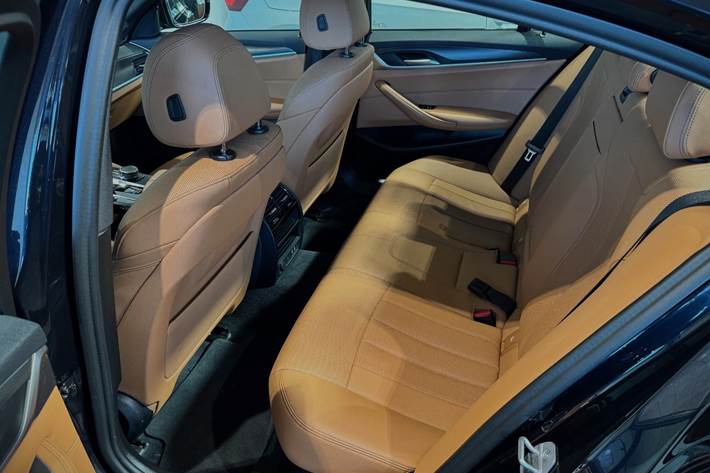 Sort BMW 545e fra 2022
